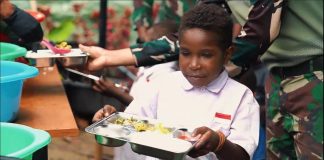 anak sekolah dasar menerima makan bergizi gratis