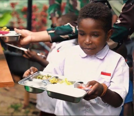 Mentan Amran Sebut Program MBG Gerakkan Ekonomi Daerah anak sekolah dasar menerima makan bergizi gratis