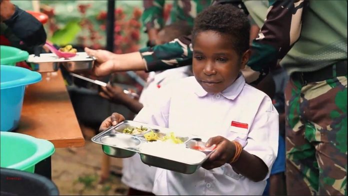 anak sekolah dasar menerima makan bergizi gratis