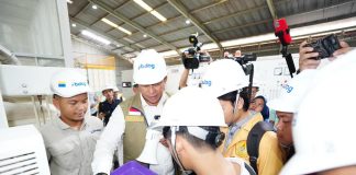 Serapan Beras Sudah 60 Persen, Bulog Pacu Kejar Target 4 Juta Ton Direktur Utama Perum Bulog, Ahmad Rizal Ramdhani