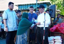 Kabapanas Amran Gerak Cepat Bantu Korban Banjir Bone Kepala Badan Pangan Nasional sekaligus Menteri Pertanian, Andi Amran Sulaiman