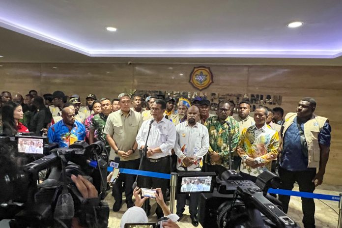 amran_papua-pesta_babi Menteri Pertanian, Andi Amran Sulaiman