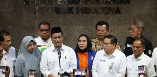 Amran Instruksikan Harga Telur Peternak Minimal Rp 26.500 per Kilogram Menteri Pertanian sekaligus Kepala Badan Pangan Nasional, Andi Amran Sulaiman