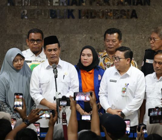 Amran Instruksikan Harga Telur Peternak Minimal Rp 26.500 per Kilogram Menteri Pertanian sekaligus Kepala Badan Pangan Nasional, Andi Amran Sulaiman