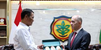 Mentan Amran Minta Lebanon Tambah Impor Kelapa dan CPO Indonesia Menteri Pertanian (Mentan), Andi Amran Sulaiman