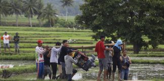 Mentan Siapkan Pompa dan Sumur Dangkal Selamatkan 200 Hektare Sawah Kering di Jatim petani menggotong mesin pompa air