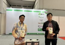 Pupuk Hayati Dinosaurus Kenalkan Produk untuk Rehabilitasi Lahan Project Management at Pupuk Dinosaurus, Miftah Gurnita Purnama (kiri), bersama CEO PT Parmadita Darya Parma, Freddy Wijaya,