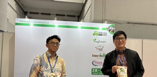 Project Management at Pupuk Dinosaurus, Miftah Gurnita Purnama (kiri), bersama CEO PT Parmadita Darya Parma, Freddy Wijaya,