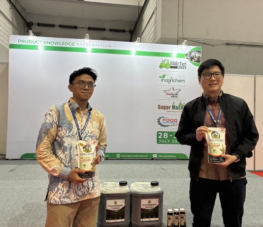 Pupuk Hayati Dinosaurus Kenalkan Produk untuk Rehabilitasi Lahan Project Management at Pupuk Dinosaurus, Miftah Gurnita Purnama (kiri), bersama CEO PT Parmadita Darya Parma, Freddy Wijaya,