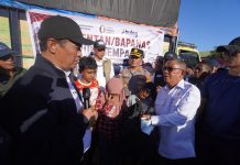 Kepala Bapanas dan Dirut BULOG Tinjau Langsung Penyaluran Bantuan Korban Gempa Flores Menteri Pertanian sekaligus Kepala Badan Pangan Nasional (Bapanas) Andi Amran Sulaiman bersama Direktur Utama Perum BULOG Letnan Jenderal TNI (Purn) Dr. Ahmad Rizal Ramdhani