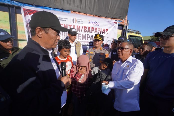 kepala-bapanas-dirut-bulog-flores Menteri Pertanian sekaligus Kepala Badan Pangan Nasional (Bapanas) Andi Amran Sulaiman bersama Direktur Utama Perum BULOG Letnan Jenderal TNI (Purn) Dr. Ahmad Rizal Ramdhani