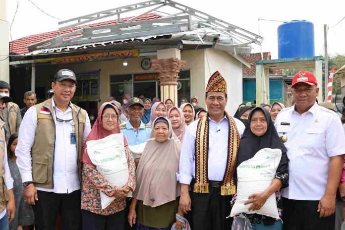 Menteri Pertanian sekaligus Kepala Bapanas Andi Amran Sulaiman bersama Direktur Utama Perum BULOG Ahmad Rizal Ramdhani