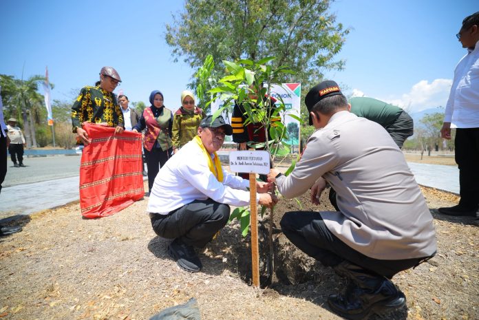 andi-amran-sulaiman-tanam-kakao Menteri Pertanian (Mentan) Andi Amran Sulaiman