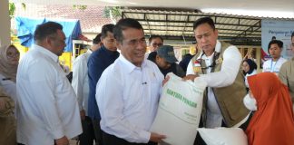 Bos BULOG Kembali Dampingi Mentan Amran Salurkan Bantuan Pangan Surabaya Direktur Utama Perum BULOG, Ahmad Rizal Ramdhani