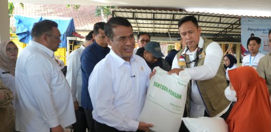 Bos BULOG Kembali Dampingi Mentan Amran Salurkan Bantuan Pangan Surabaya Direktur Utama Perum BULOG, Ahmad Rizal Ramdhani