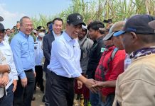 Para penebang tebu dari Sugar Group Companies menyambut kedatangan Menteri Pertanian (Mentan), Andi Amran Sulaiman.