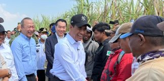 Para penebang tebu dari Sugar Group Companies menyambut kedatangan Menteri Pertanian (Mentan), Andi Amran Sulaiman.