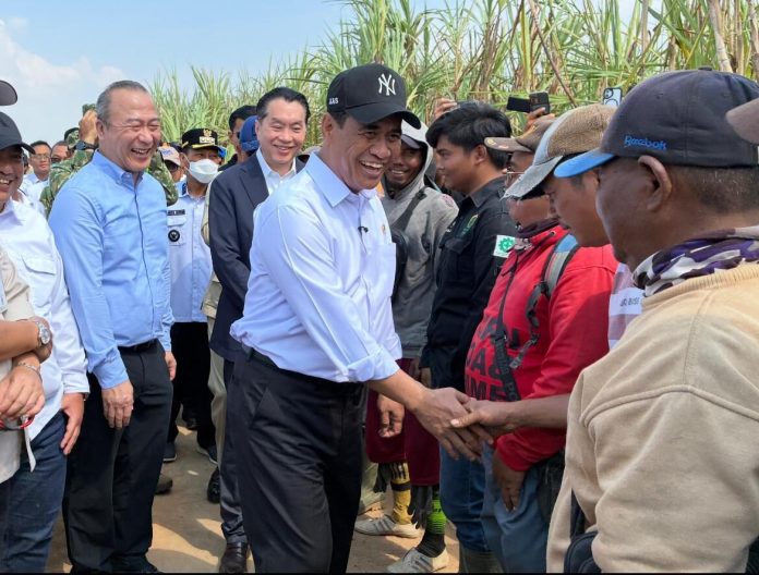 penebang-tebu-sgc Para penebang tebu dari Sugar Group Companies menyambut kedatangan Menteri Pertanian (Mentan), Andi Amran Sulaiman.