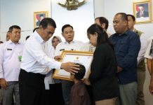 Mentan Amran Beri Beasiswa dan Kesempatan Kerja Keluarga 3 Pegawai Pertanian yang Gugur di Papua Menteri Pertanian (Mentan), Andi Amran Sulaiman