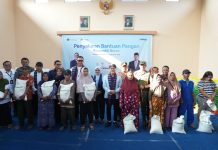 251.412 Keluarga di Kediri Terima 7.542 Ton Bantuan Pangan Beras Menteri Koordinator Bidang Pangan (Menko Pangan), Zulkifli Hasan bersama Direktur Utama Perum BULOG, Ahmad Rizal Ramdhani