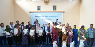 251.412 Keluarga di Kediri Terima 7.542 Ton Bantuan Pangan Beras Menteri Koordinator Bidang Pangan (Menko Pangan), Zulkifli Hasan bersama Direktur Utama Perum BULOG, Ahmad Rizal Ramdhani