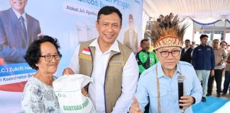 Menteri Koordinator Bidang Pangan RI Zulkifli Hasan bersama Direktur Utama Perum BULOG, Dr. Ahmad Rizal Ramdhani