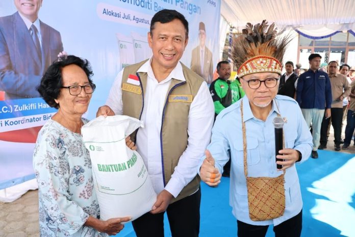 Menteri Koordinator Bidang Pangan RI Zulkifli Hasan bersama Direktur Utama Perum BULOG, Dr. Ahmad Rizal Ramdhani