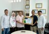 Pembina PT Mutu Indonesia Strategis Berkelanjutan (MISB) Achmad Mangga Barani kepada Ketua Koperasi Produsen Kusuma Bakti Mandiri, Batih Akbar
