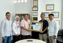 Pembina PT Mutu Indonesia Strategis Berkelanjutan (MISB) Achmad Mangga Barani kepada Ketua Koperasi Produsen Kusuma Bakti Mandiri, Batih Akbar