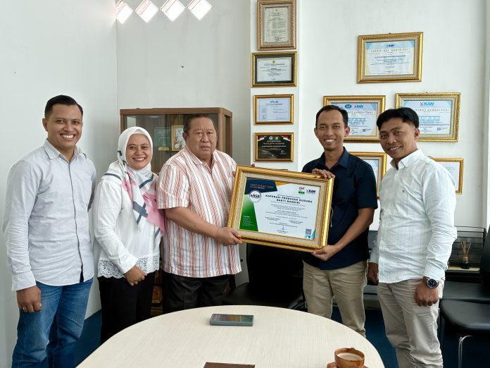 Pembina PT Mutu Indonesia Strategis Berkelanjutan (MISB) Achmad Mangga Barani kepada Ketua Koperasi Produsen Kusuma Bakti Mandiri, Batih Akbar