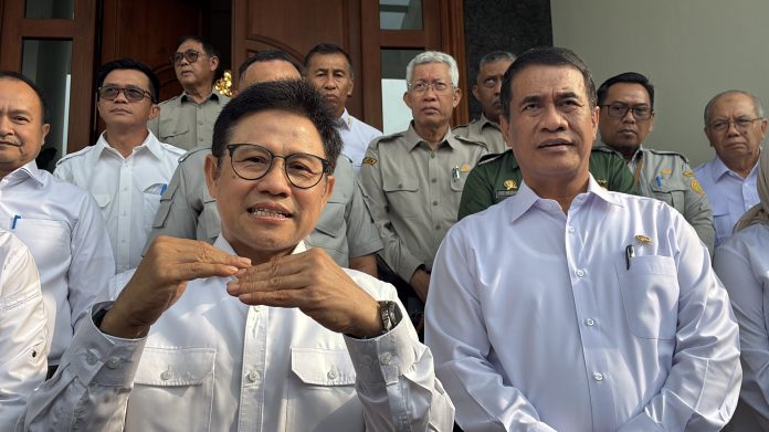 Menteri Koordinator Bidang Pemberdayaan Masyarakat (Menko PM), Muhaimin Iskandar alias Cak Imin bersama Menteri Pertanian (Mentan) Andi Amran Sulaiman