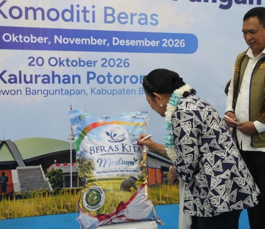 Ketua Komisi IV DPR RI Siti Hediati Soeharto (Titiek Soeharto) bersama Direktur Utama Perum BULOG, Ahmad Rizal Ramdhani.